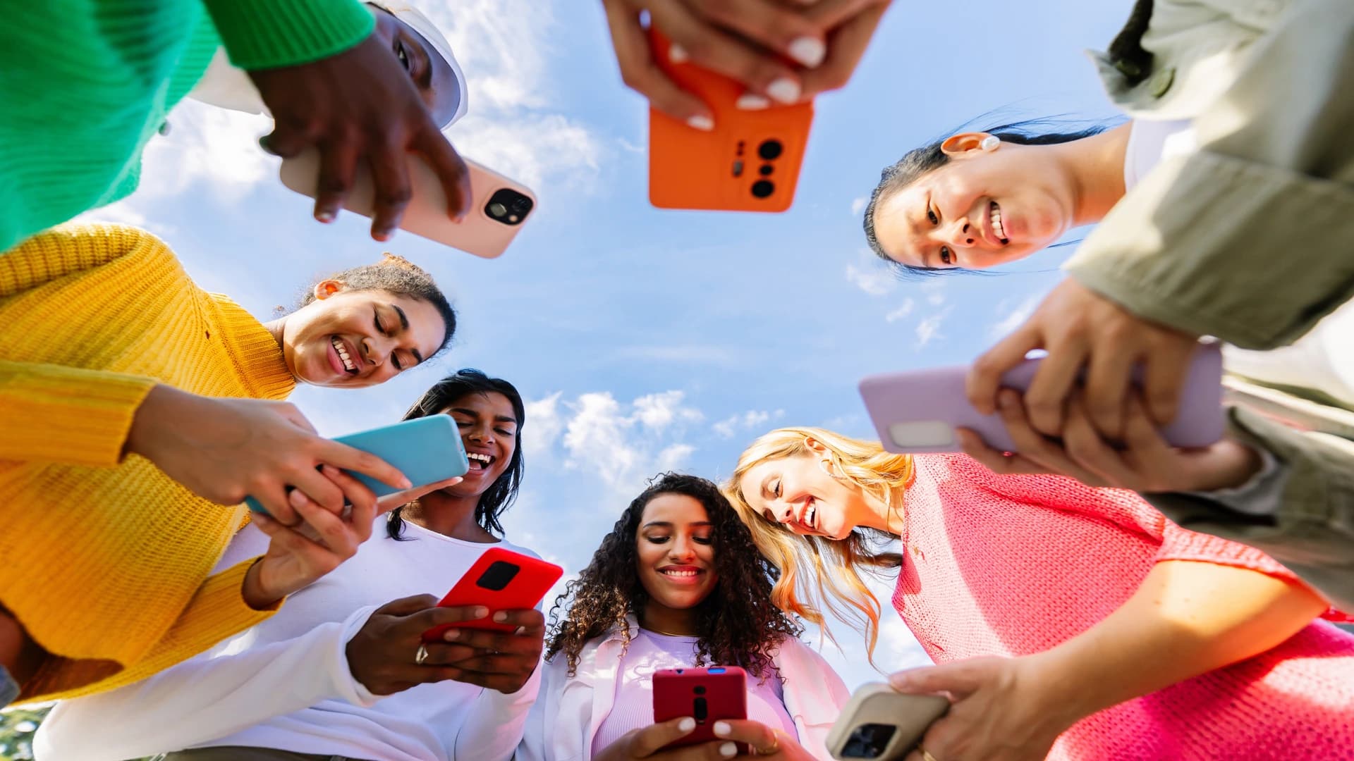 Menschen mit Smartphones von unten fotografiert
