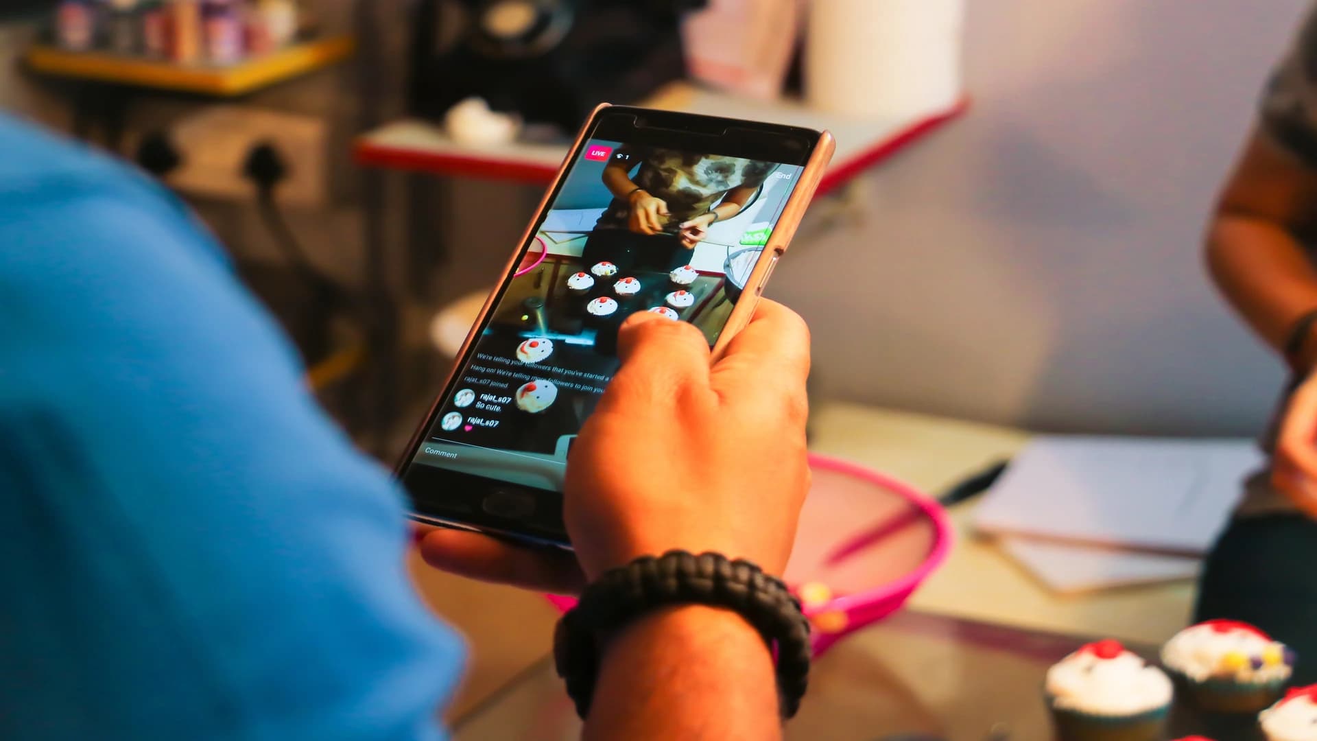 Smartphone mit einem Video im Hochformat